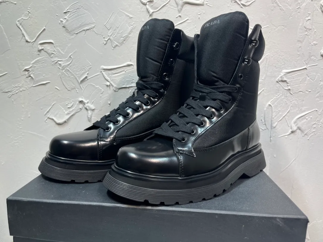 Men's shoes 💰940💰 🔥🔥🔥Upgraded version 2025 new prada Prada triangular enamel logo boots, round-toe elastic Martin boots, original one-to-one development, outsole one-to-one private molding, the fabric is made of imported open edge beads, lining cowhide, foot-pad cowhide, sole height 5cm, original rubber foam outsole, full package, code number 39-46